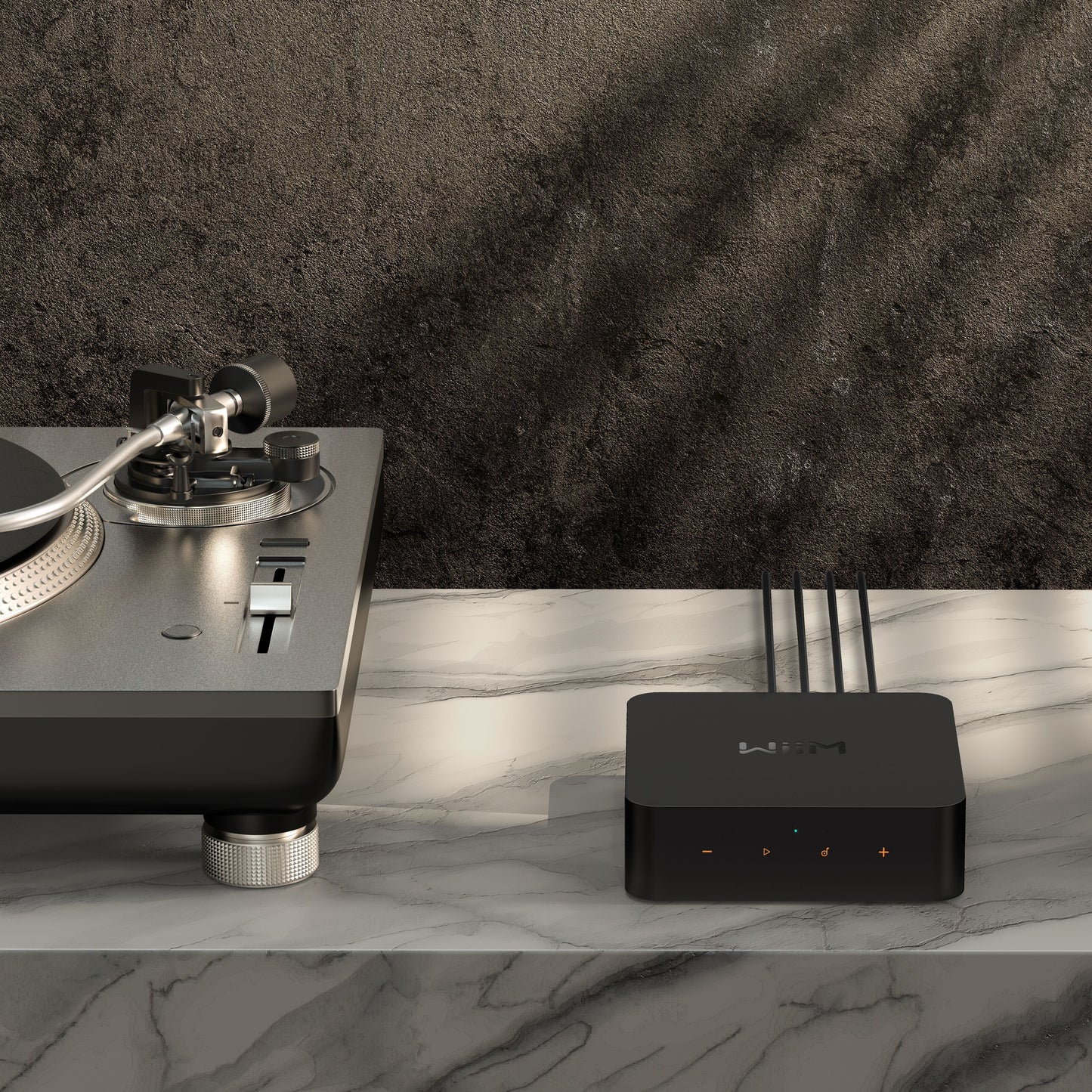 Pladespiller og sort Wiim For lydstreamer med hi-res DAC og multirum ved siden af hinanden på marmorbord, mørk baggrund.