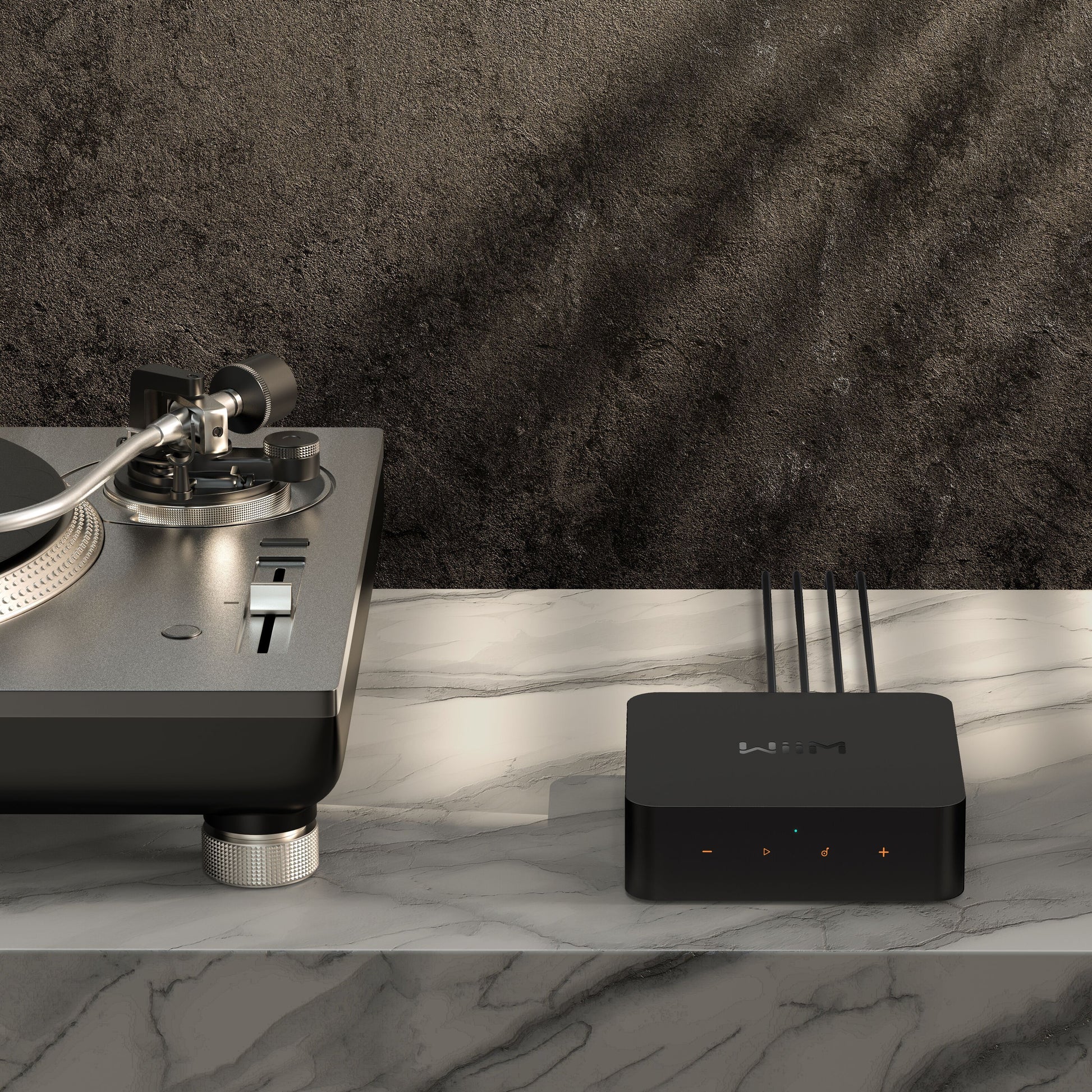 Pladespiller og sort Wiim For lydstreamer med hi-res DAC og multirum ved siden af hinanden på marmorbord, mørk baggrund.