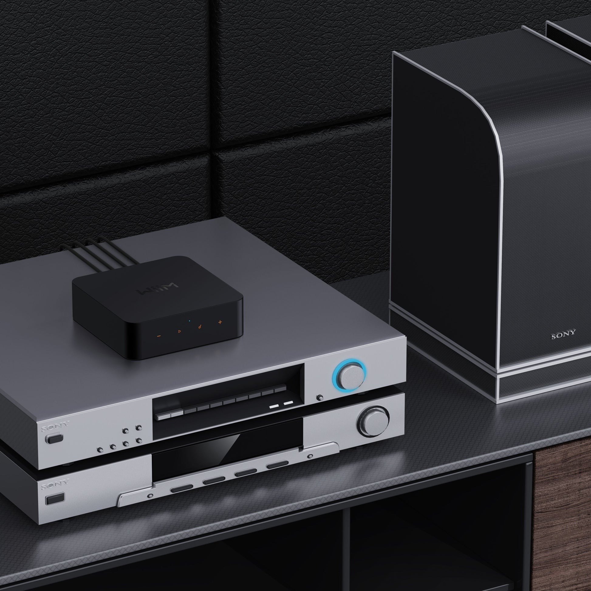 Sony hi-res audio setup med to sorte Sony enheder, WiiM For lydstreamer DAC ovenpå, stor sort Sony højttaler ved siden af.