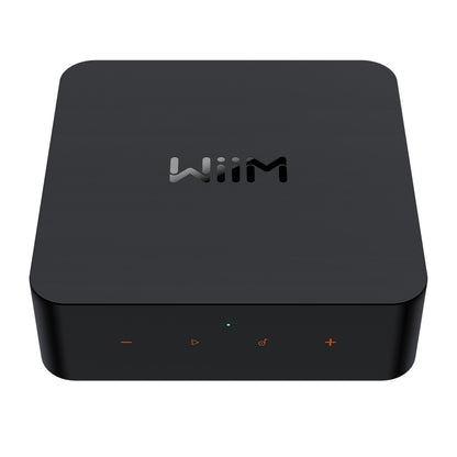 Wiim For sort hi-res lydstreamer med afrundede kanter, oplyste touchknapper foran til strøm, play/pause, input og volumen.
