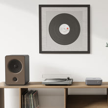 Wiim Forstærker med streaming fra Amp Stereo, højttaler og pladespiller på træhylde, vinylplader under hylden.