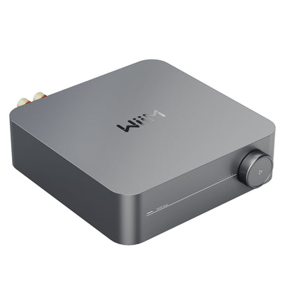 Wiim forstærker med streaming, sort, firkantet design, afrundede hjørner, stor drejeknap, logo på top, synlige bagporte.