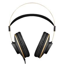 AKG K92 hovedtelefoner med blød sort hovedbøjle, polstrede sorte ørekopper og gyldne detaljer på stel og ørekopkant.