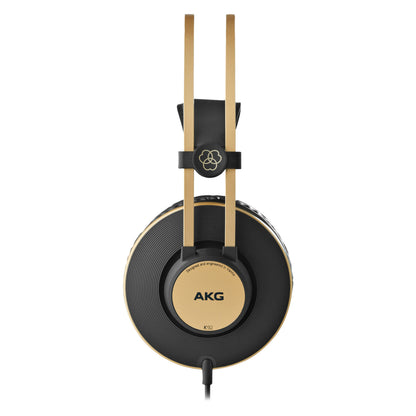 AKG K92 hovedtelefoner sort/guld side, synligt logo og modelnavn på ørekop, ledning tilsluttet.