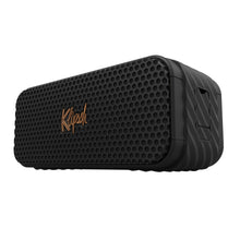 Klipsch Nashville Bluetooth-højttaler sort frontgitter, guldfarvet Klipsch-logo, riflet sider og top, op til 24 t batteritid.
