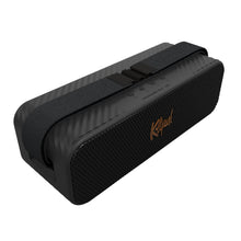 Klipsch Detroit Bluetooth-højttaler sort tekstureret frontgrill orange logo stofrem vandafvisende 20+ timers batteritid.