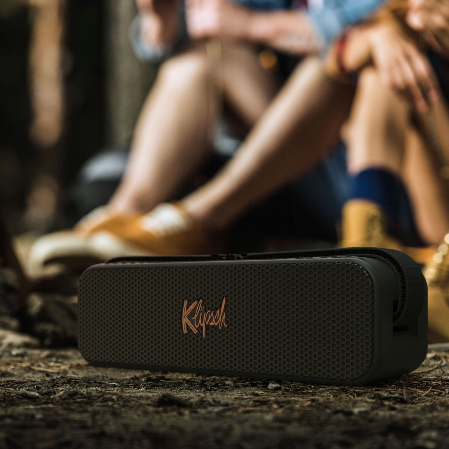 Klipsch Detroit Bluetooth-højttaler sort vandafvisende design udendørs synlig batteritid over 20 timer.