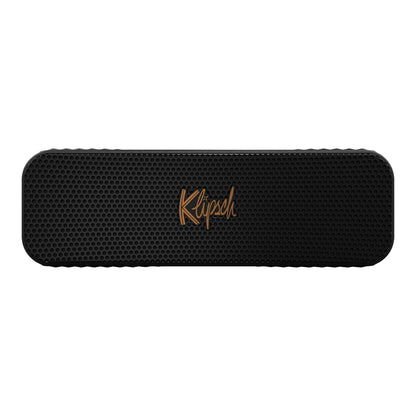 Klipsch Detroit Bluetooth-højttaler, sort rektangulært design, honeycomb-frontgrill, gyldent logo, vandafvisende.