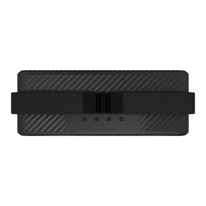 Klipsch Detroit sort Bluetooth-højttaler, rektangulær med stofrem, diagonale linjer og fire runde knapper, vandafvisende.