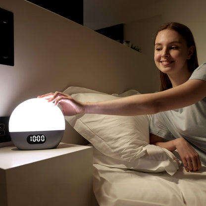 Wiim WiiM vækkeur med wake-up light på natbord, digitalt display viser 10:00.