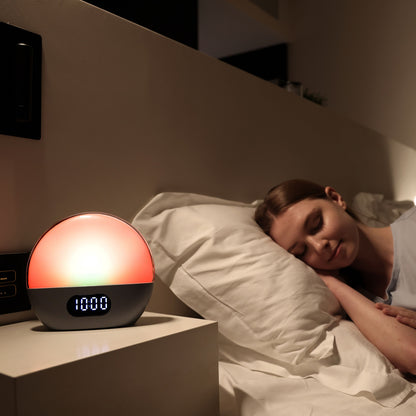 Wiim WiiM Vækkeur wake-up light viser 10:00 og udsender varm orange glød med solopgangssimulering på natbord.