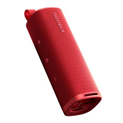 Xiaomi Bluetooth-højttaler 30W rød, cylindrisk, tekstureret overflade, sideknapper, bærerem, let skrå vinkel.