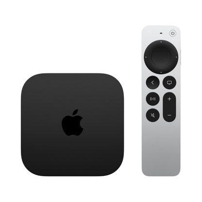 Apple TV 4K 3. gen 64GB ved siden af sølv-sort fjernbetjening med cirkulær navigation.
