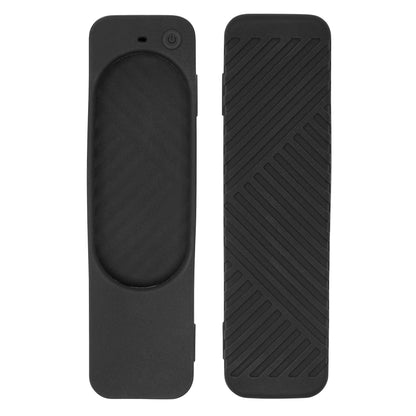 Silikoneetui til Apple Siri Remote med ovalt udskæringshul, åbning til power-knap og diagonalt rillet bagside.