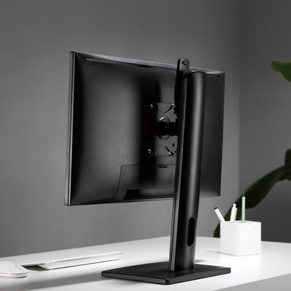 Justerbart skærmstativ til 17-32" VESA-skærm, sort, på hvidt skrivebord med tastatur, mus og penneholder.