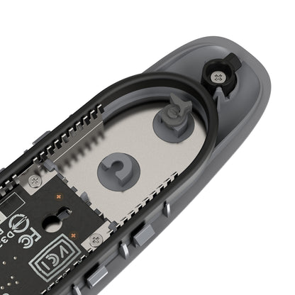 Asus Cobble SSD-kabinet M.2 grå, indvendigt med printplade til venstre og batterirum med metal- og plastdetaljer til højre.