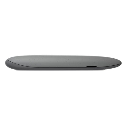 Trådløs mus grå set fra siden ved siden af Asus Cobble SSD-kabinet M.2 grå til ekstern lagring.