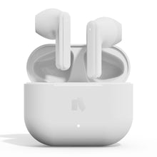 Nomadelic Solo 203 true wireless øretelefoner i hvid med ENC i åben opladeetui, LED-indikator og diskret logo foran.