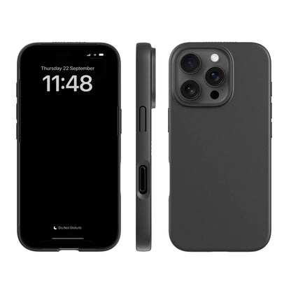 Plantebaseret mobilcover iPhone 16 Pro Sort, front med låseskærm, side med knapper/port, bagside med tre kameraer og blitz.