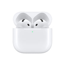 Apple AirPods 4 hvide trådløse høretelefoner i åben opladningsetui med grøn LED-indikator på fronten.