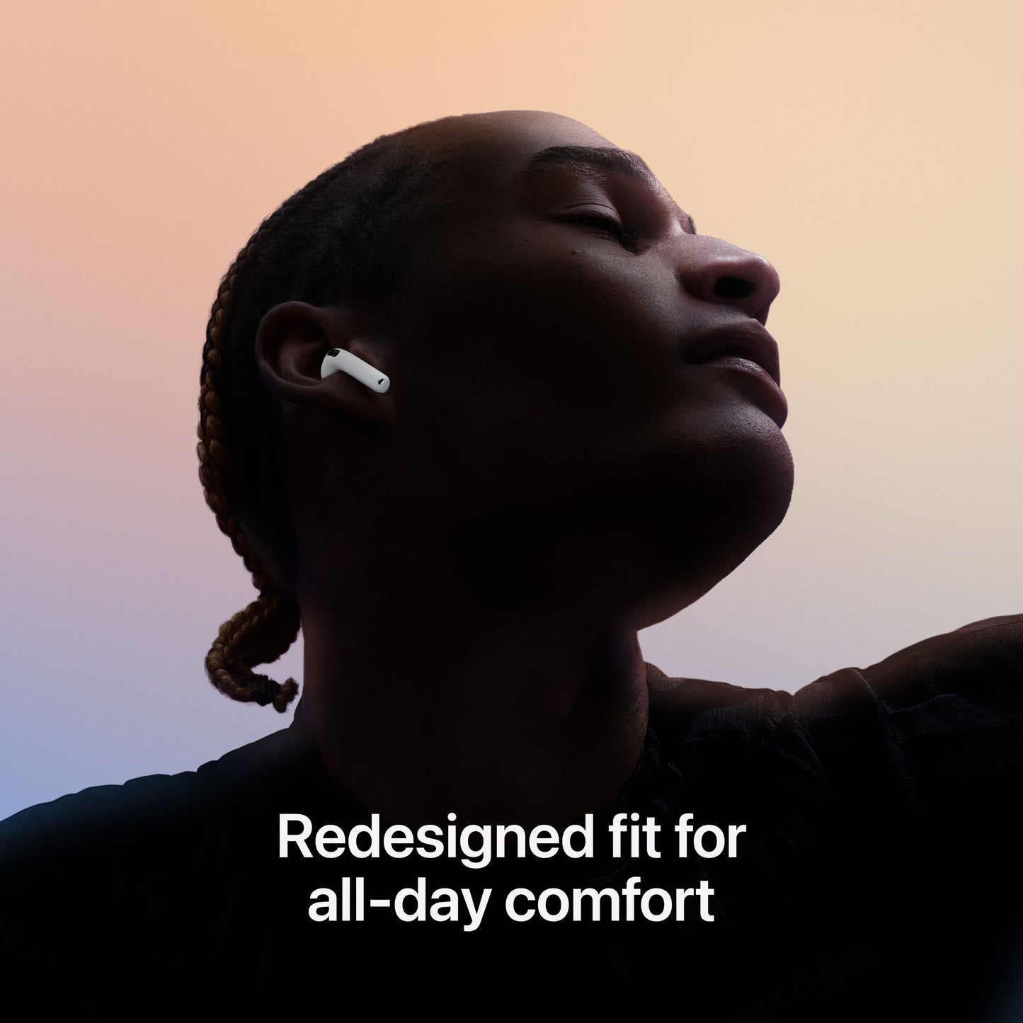 Apple AirPods 4 hvide i ørene på personen, tekst "Redesignet pasform for komfort hele dagen" nederst, gradient baggrund.