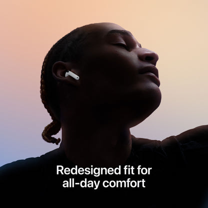 Apple AirPods 4 hvide i ørene på personen, tekst "Redesignet pasform for komfort hele dagen" nederst, gradient baggrund.
