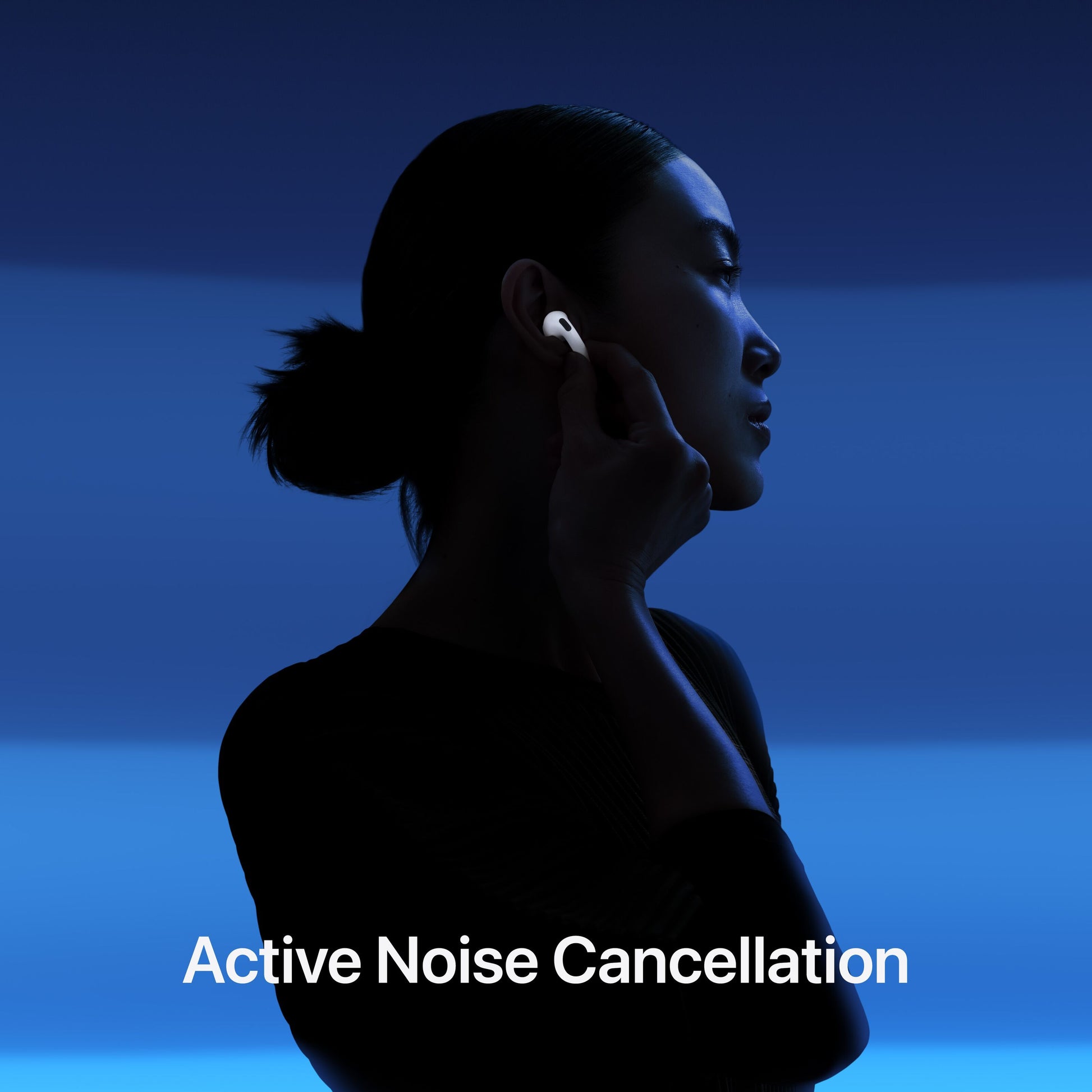 Apple AirPods 4 ANC hvid justeres i øret, blå baggrund, teksten "aktiv støjreduktion" synlig nederst.