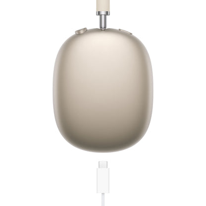 Apple AirPods Max Stjernelys over-ear hovedtelefoner close-up af ørekop med opladningskabel tilsluttet nederst.