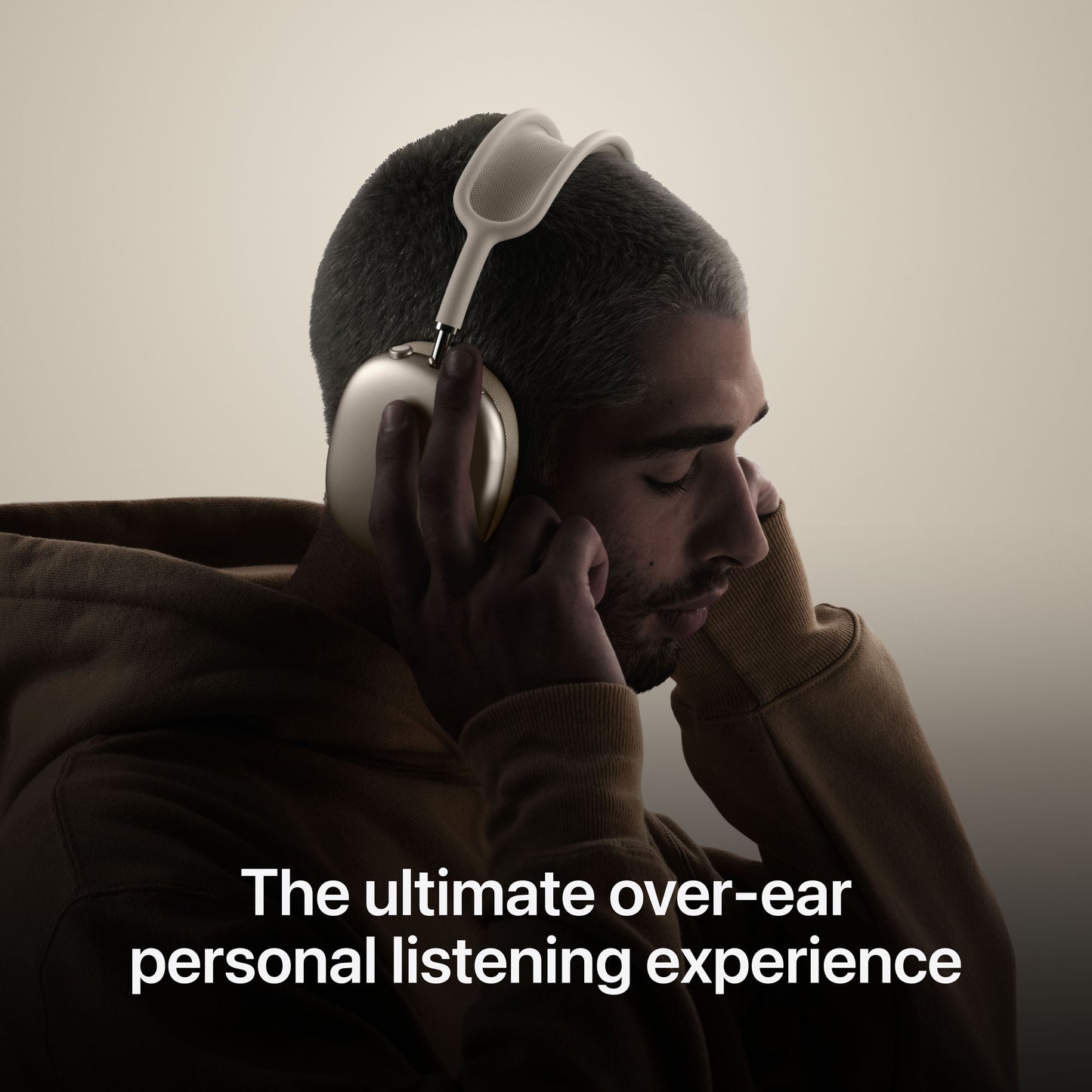 Apple AirPods Max Stjernelys over-ear hovedtelefoner på mand med brun hoodie, tekst: aktiv støjreduktion.