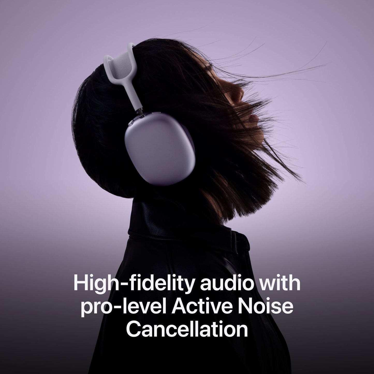 Apple AirPods Max Stjernelys over-ear hovedtelefoner med aktiv støjreduktion, synlig på person, lilla baggrund.