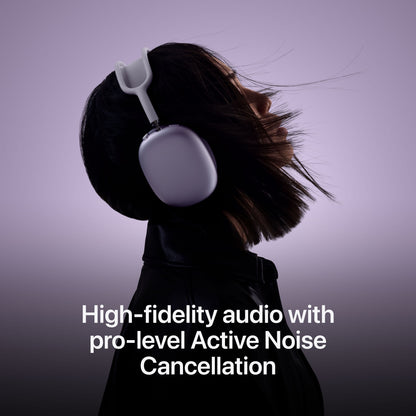Apple AirPods Max Stjernelys over-ear hovedtelefoner med aktiv støjreduktion, synlig på person, lilla baggrund.