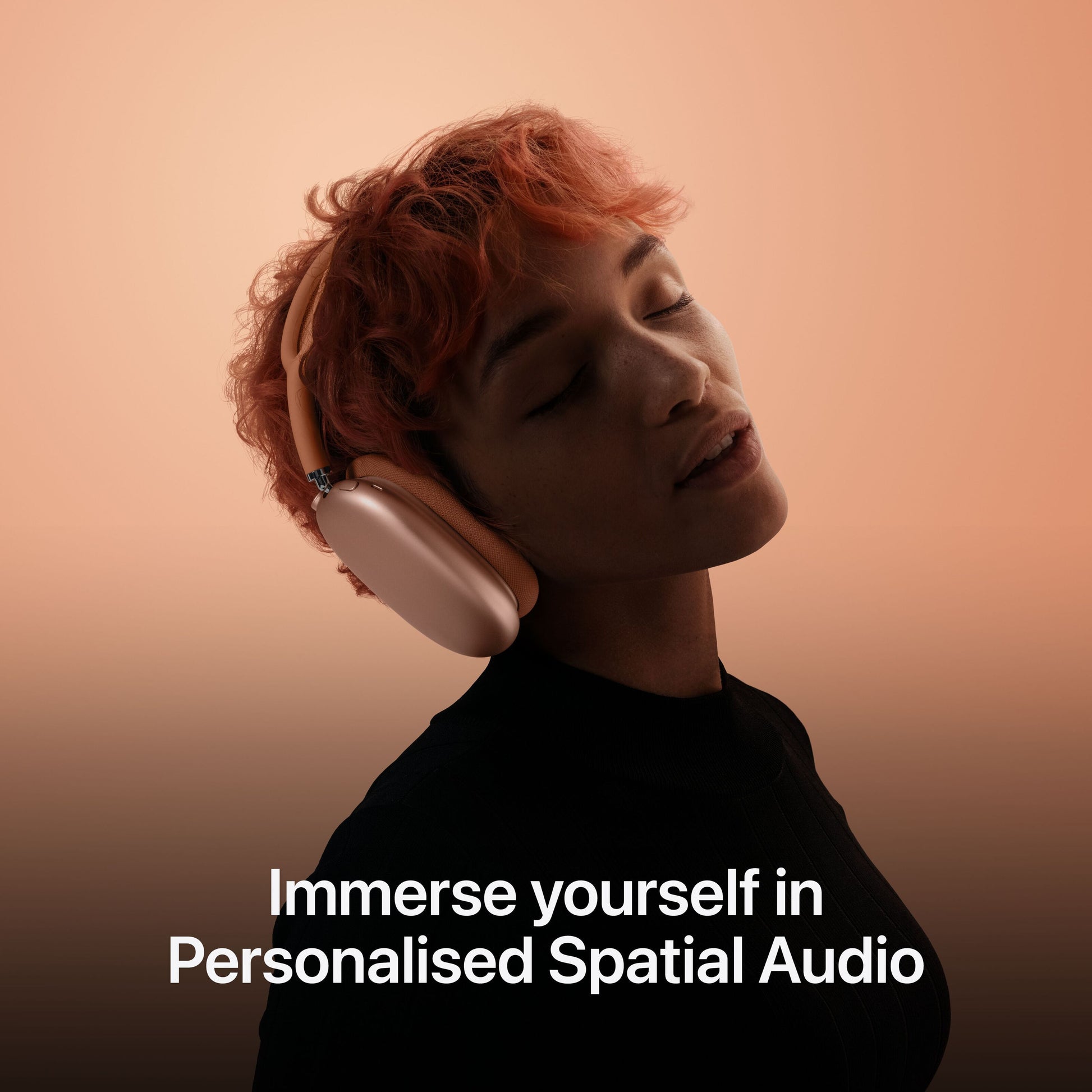 Apple AirPods Max Stjernelys over-ear på hoved med tekst: Personlig rumlig lyd og aktiv støjreduktion.