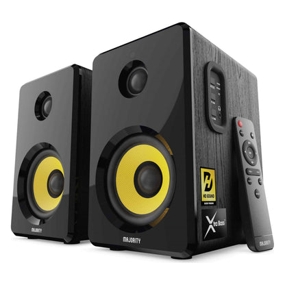 Majority D40X sorte aktive højttalere med gule kegler, fjernbetjening, knapper, display, HD Sound og Xtra Bass-logo på fronten.