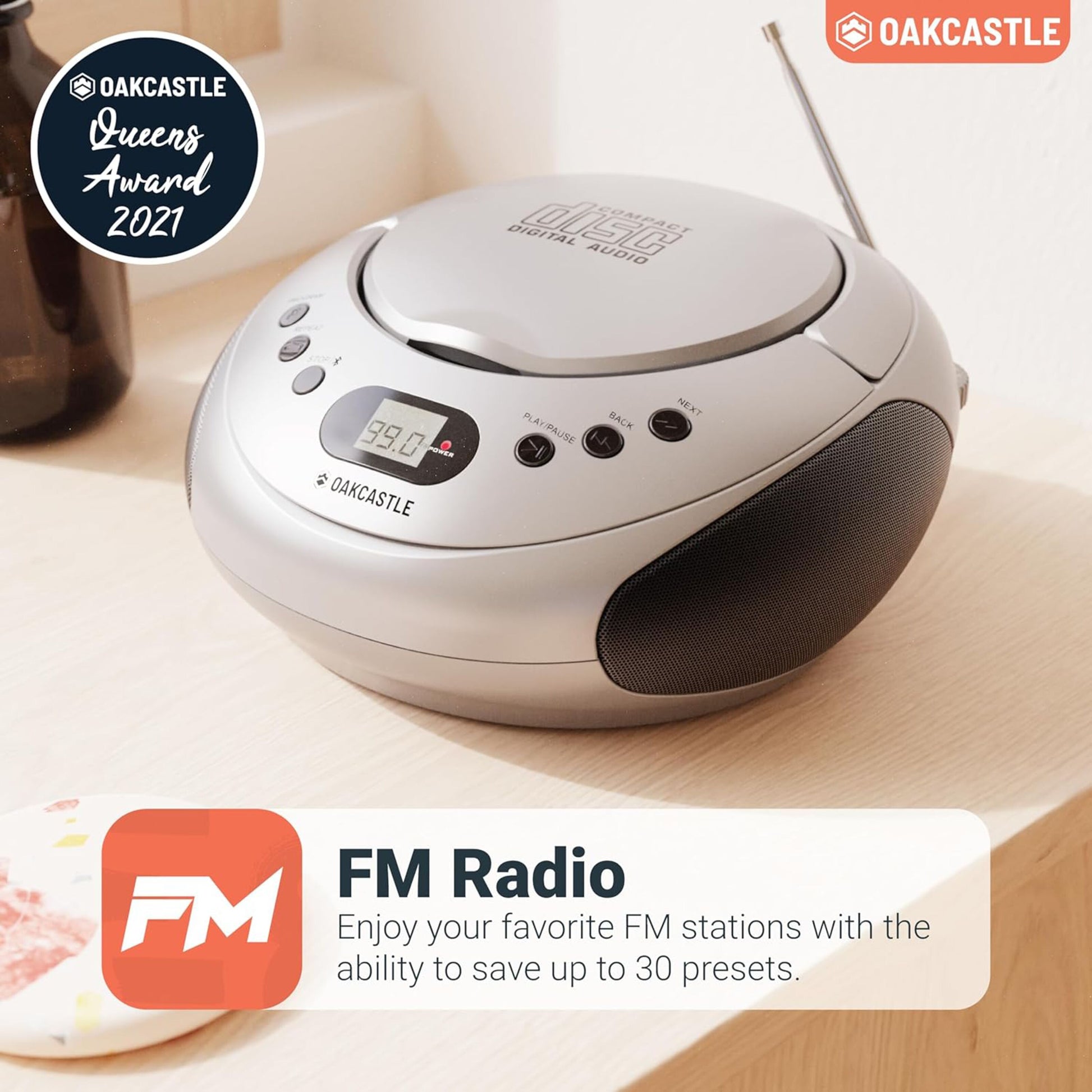 Oakcastle CD250 bærbar CD-afspiller sølv med FM-radio, digitalt display, synligt logo og prisbadge.