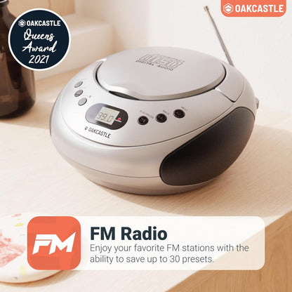 Oakcastle CD250 bærbar CD-afspiller sølv med FM-radio, digitalt display, synligt logo og prisbadge.