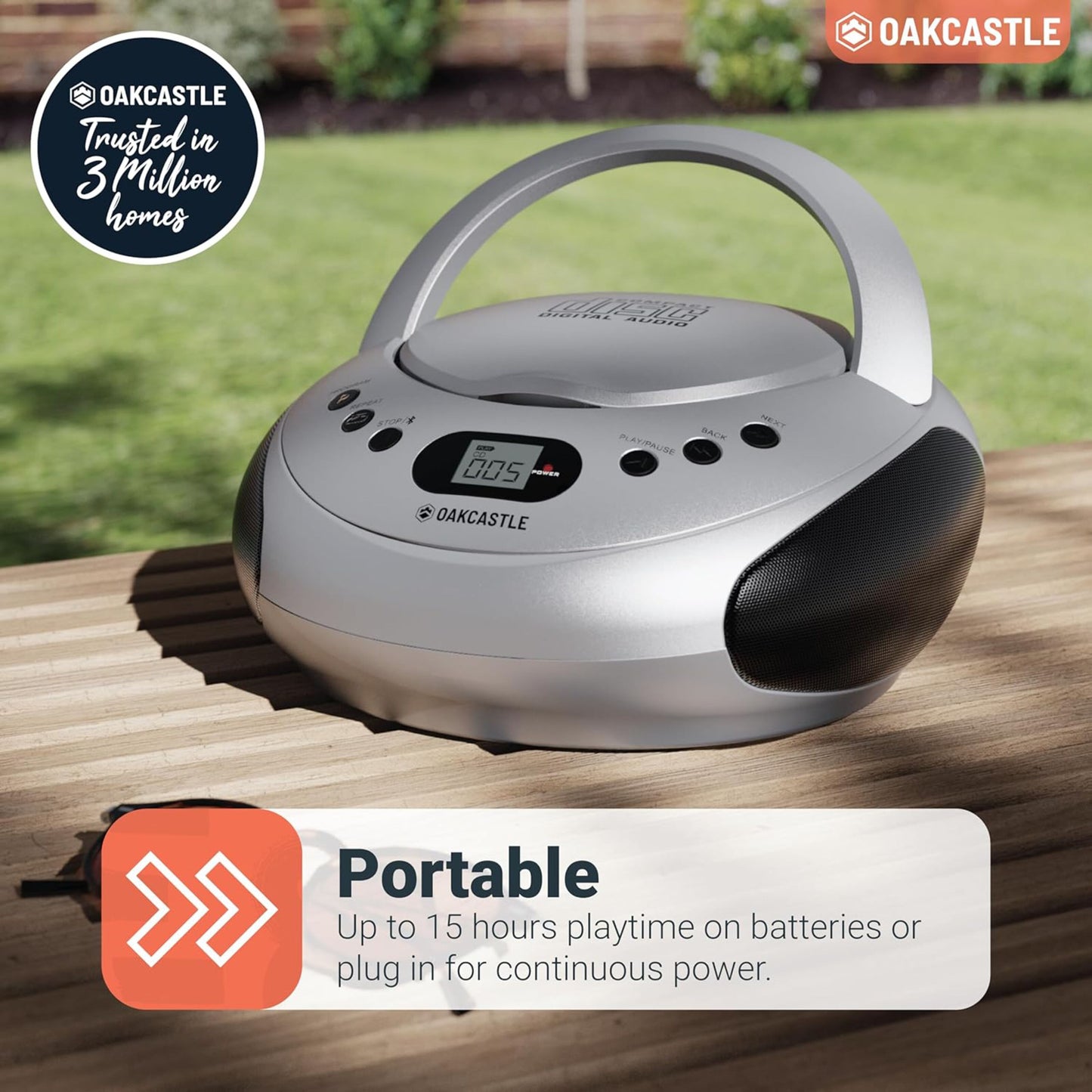 Oakcastle CD250 bærbar CD-afspiller med håndtag, FM-radio, op til 15 timers batteritid eller strøm under opladning.