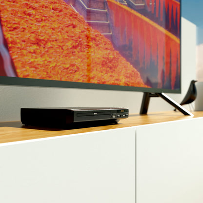 Majority DVD-afspiller med fjernbetjening og HDMI-udgang ved fladskærms-TV på træmediemøbel, skærm med orange/røde toner.