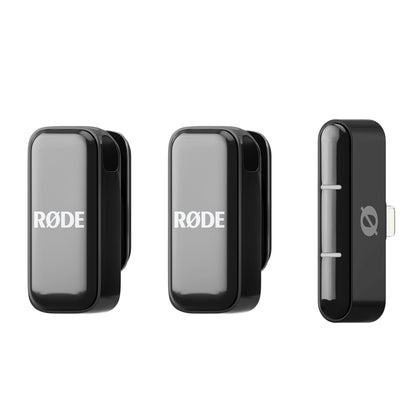 Røde trådløst sæt med to sorte transmittere med Røde-logo og kompakt modtager med Lightning-stik til Apple-enheder.