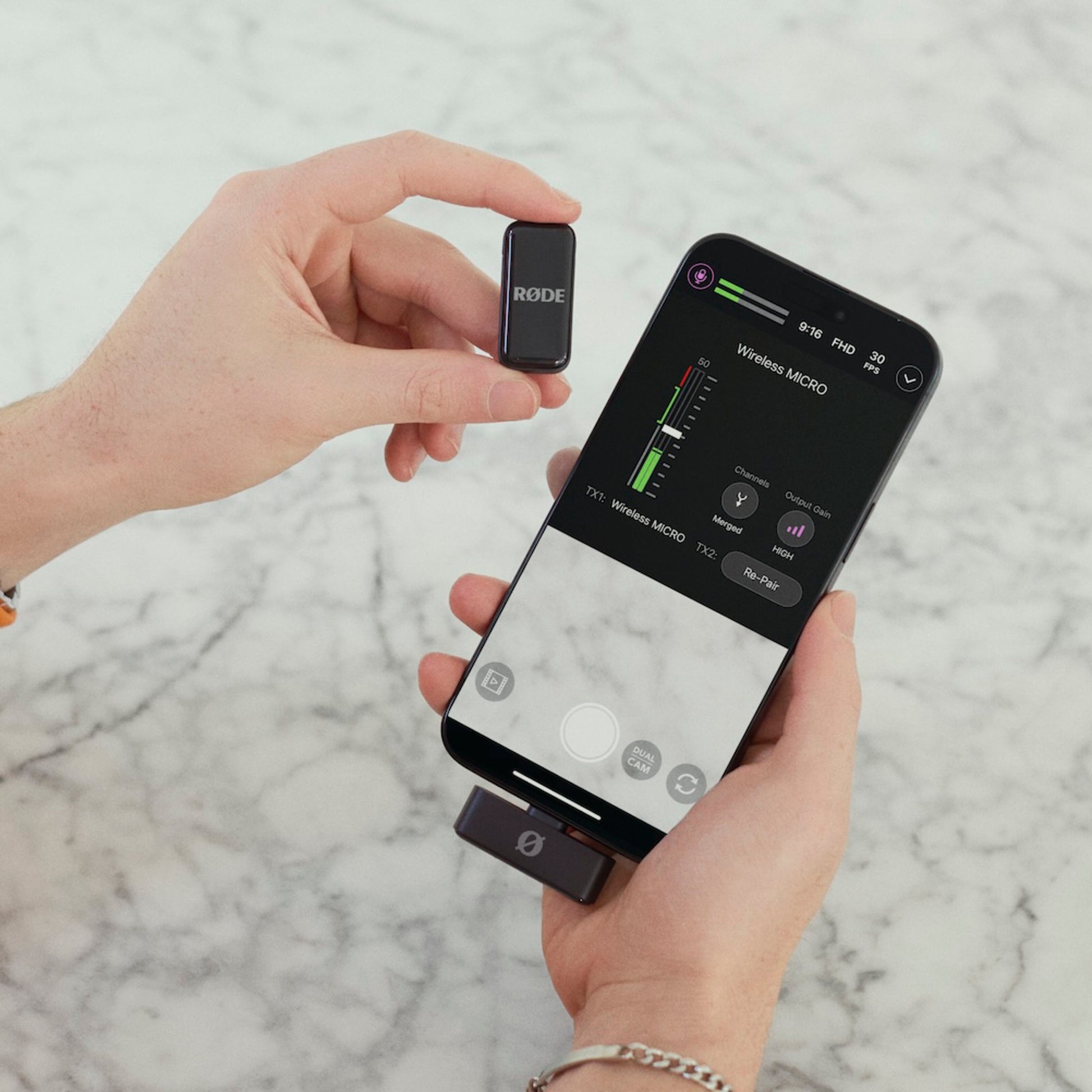 Røde Trådløs Mikro Lyn mikrofon med modtager tilsluttet smartphone, velegnet til lydoptagelse til video.