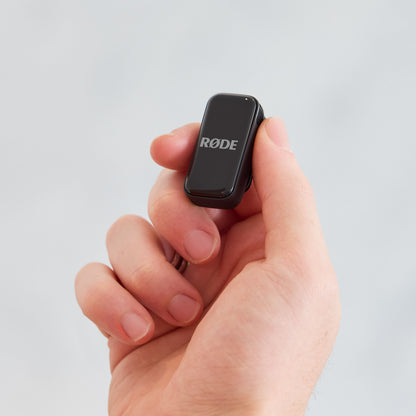 Røde Trådløs Mikro Lyn transmitter, lille størrelse, sort, holdes i hånd, til lyd ved videooptagelse.
