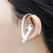 In-ear hovedtelefoner med Linocell Høretelefonkroge til stangmodeller 2-pak, mørkt hår i baggrunden.