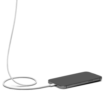 Smartphone tilsluttet hvidt 2 m flettet USB-C 2.0 kabel 240 W, kablet går opad og ud af billedet.