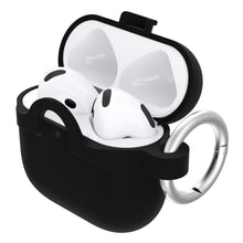 Apple AirPods Gen 4 i hvid, trådløs, åben opladningsetui med Holdbart cover til AirPods Gen 4 og sølvnøgleing.