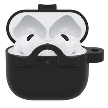 AirPods Gen 4 i åben opladningsetui med grøn indikator, beskyttet af Holdbart cover til AirPods Gen 4.