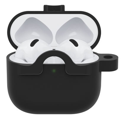 AirPods Gen 4 i åben opladningsetui med grøn indikator, beskyttet af Holdbart cover til AirPods Gen 4.