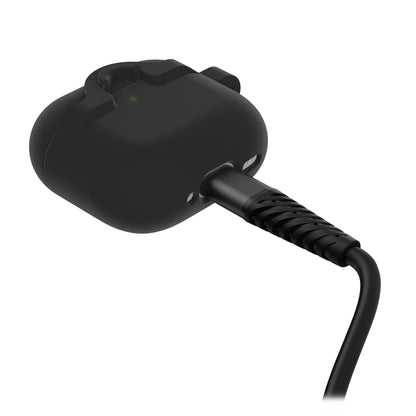 Sort Otterbox Holdbart cover til AirPods Gen 4 med tilsluttet opladerkabel og grøn LED, der viser opladning.