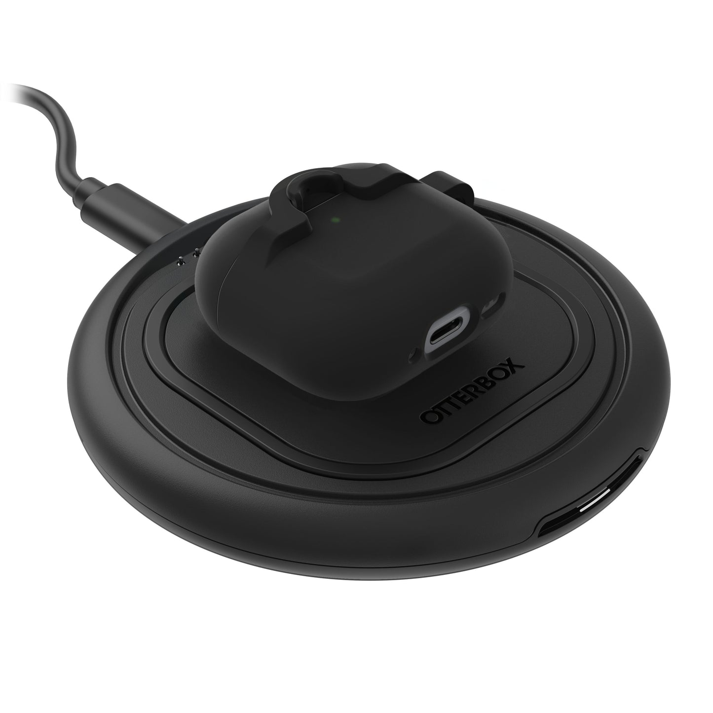 Sort trådløse earbuds i Holdbart cover til AirPods Gen 4 på rund sort Otterbox opladeplade med USB-port og kabel.