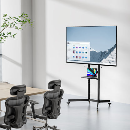 Nikabe Mobil tv-stander til 37-70" tv med hylde, stor skærm viser Windows 11, set i moderne kontormiljø.