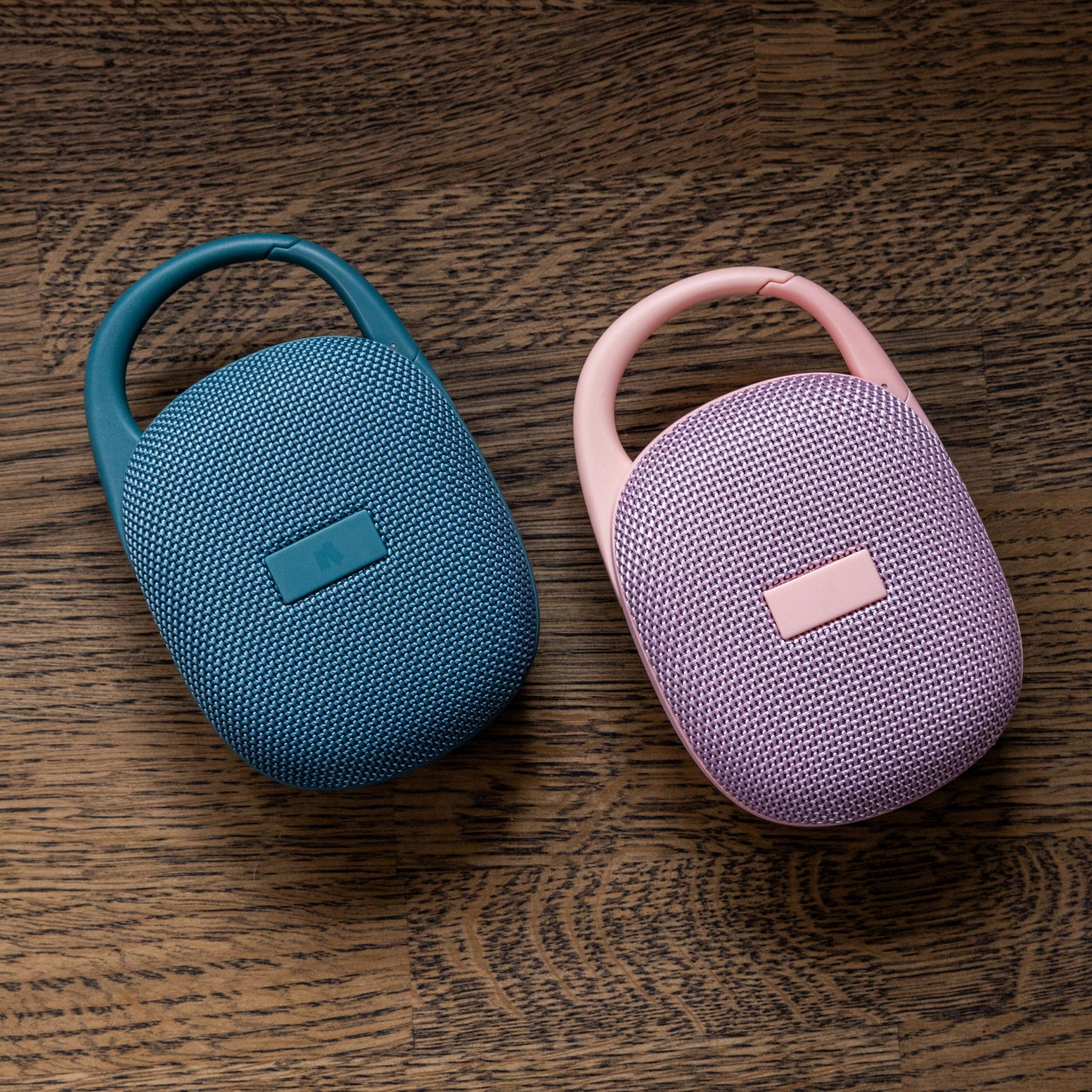 Nomadelic Loud 300 trådløs højttaler blå og rosa med stofnet, bærehåndtag, IPX7-vandtæt, op til 16 timers batteritid.