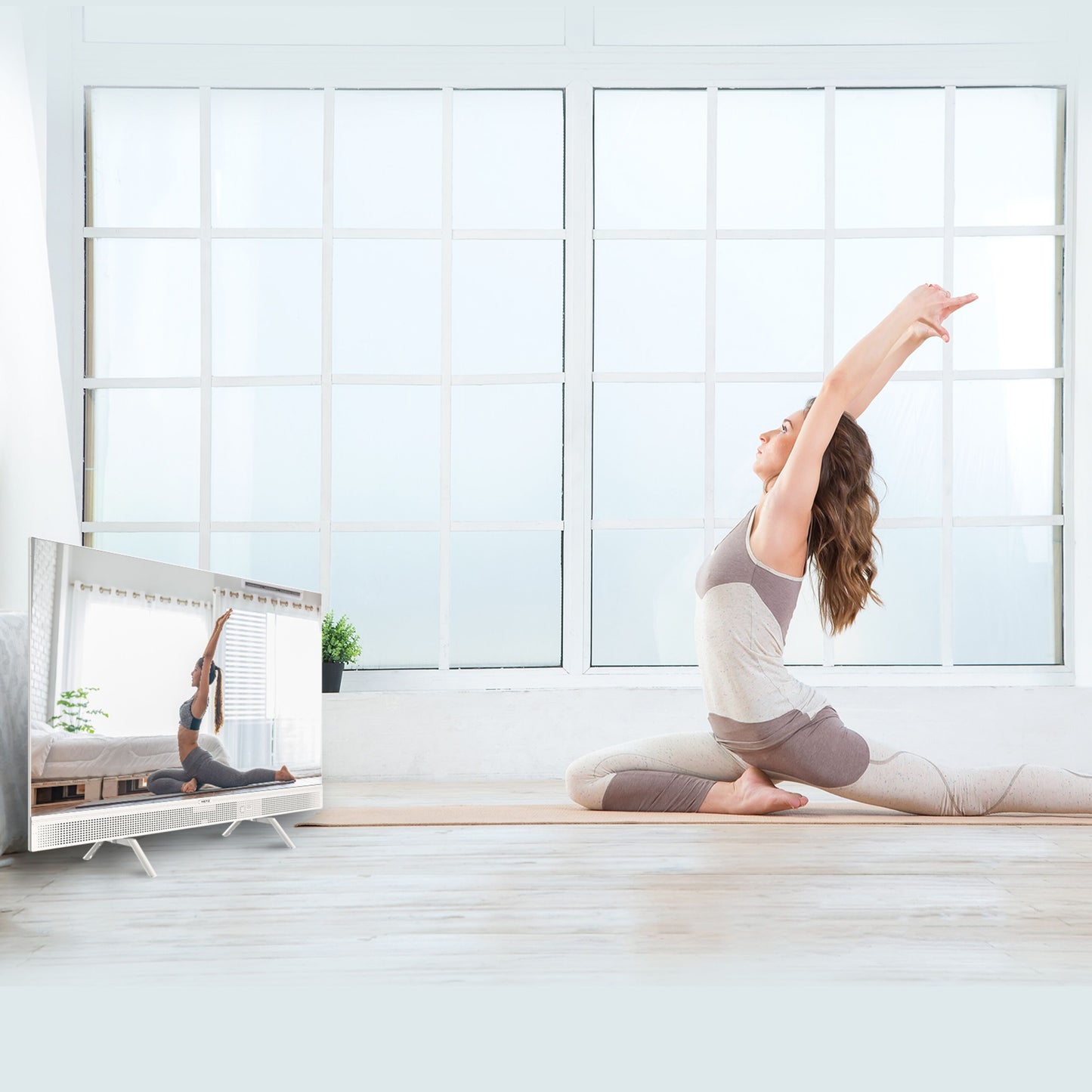 METZ Bærbar 12V Google TV 32" bruges til videotutorial i lyst rum, skærm synlig ved yogamåtte.